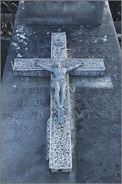 Croix n° 2 (du tombeau de la famille Weber, 1 C 17), ensemble, vue en contre-plongée