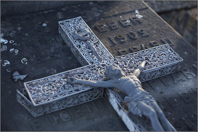 Croix n° 2 (du tombeau de la famille Weber, 1 C 17), détail de la partie supérieure