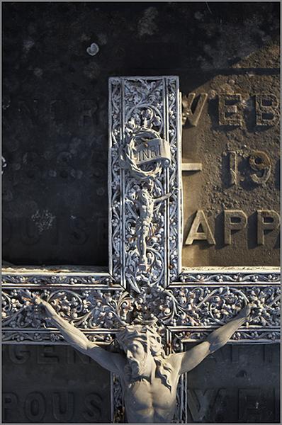 Croix n° 2 (du tombeau de la famille Weber, 1 C 17), détail de la partie supérieure