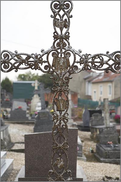 Croix n° 5 (du tombeau de la famille B. Thomas, 1 D 12), détail de la partie centrale