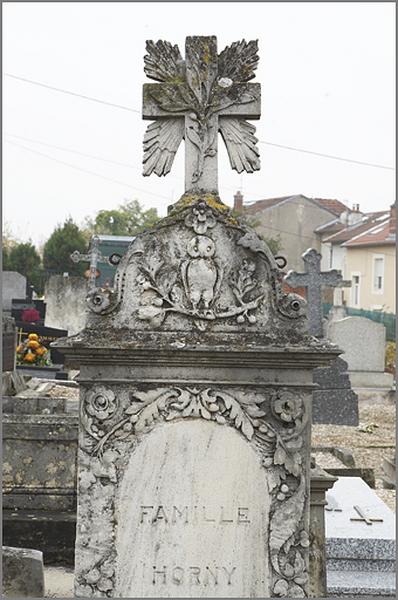 Stèle : détail de la partie supérieure