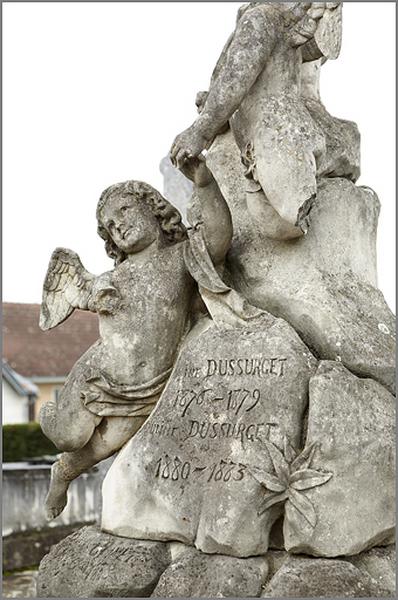 Détail de la stèle et de l'épitaphe, trois quarts droit