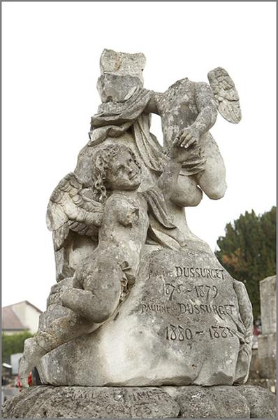 Stèle : ensemble trois quarts gauche