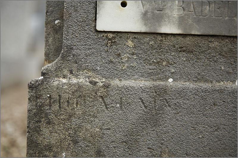 Croix funéraire du tombeau de la famille Badel : inscription