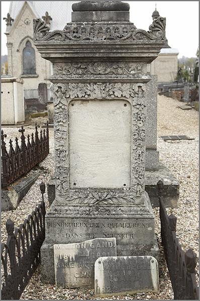 Stèle : détail du socle