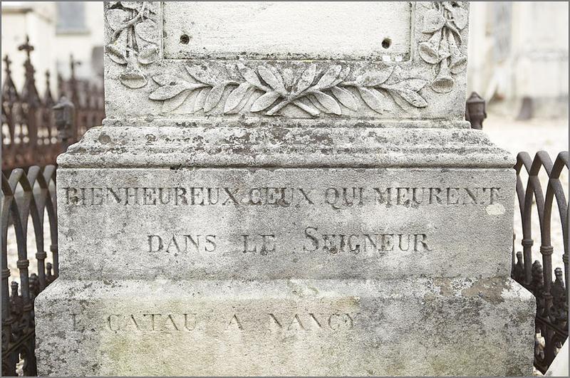 Détails de l'épitaphe et de la signature