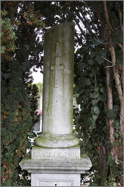 Détail de la stèle