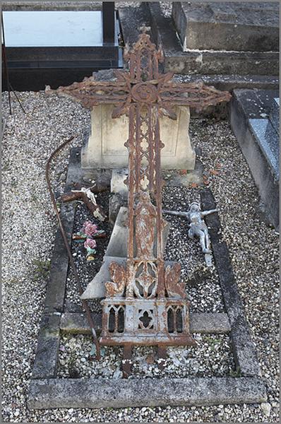 Croix n° 13 (du tombeau de la famille Perny, 2 B 29), vue de situation