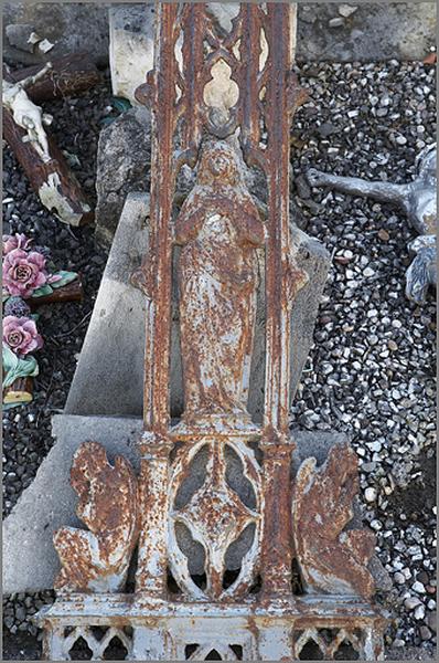 Croix n° 13 (du tombeau de la famille Perny, 2 B 29), détail du montant