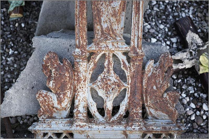 Croix n° 13 (du tombeau de la famille Perny, 2 B 29), détail de la base