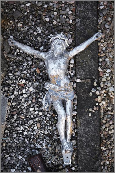 Croix n° 13 (du tombeau de la famille Perny, 2 B 29), Christ en croix