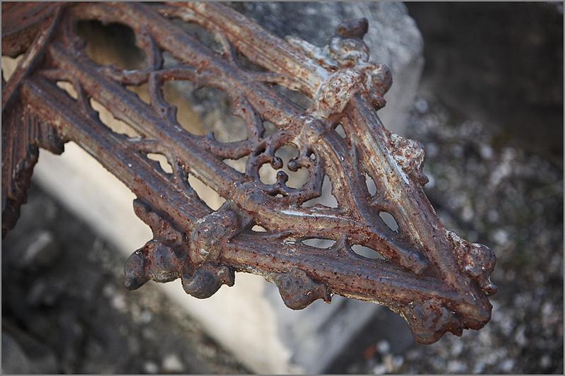 Croix n° 13 (du tombeau de la famille Perny, 2 B 29), détail de la terminaison droite