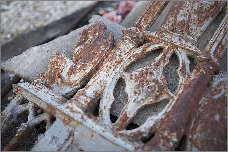 Croix n° 13 (du tombeau de la famille Perny, 2 B 29), détail de la base