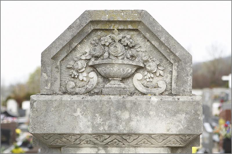 Stèle : détail du fronton