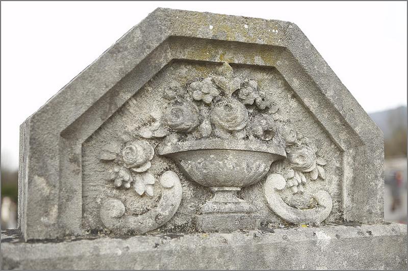 Stèle : détail du fronton
