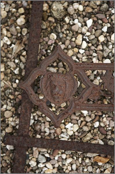Croix n° 16 (du tombeau 3 C 51), détail de la terminaison gauche (tétramorphe)