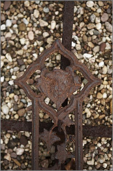 Croix n° 16 (du tombeau 3 C 51), détail de la terminaison centrale (tétramorphe)