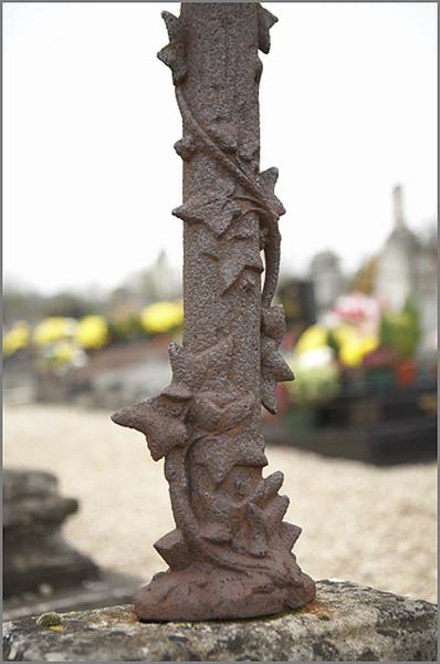 Croix n° 17 (du tombeau 3 C 52), détail du montant