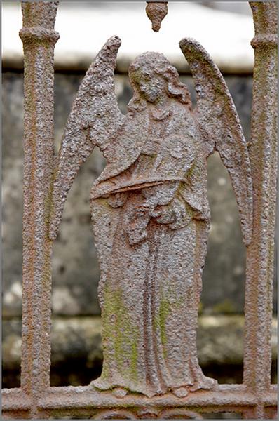 Clôture du monument funéraire de la famille Marcel