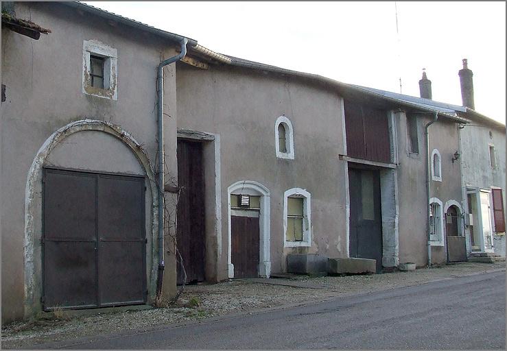 Ferme, élévation antérieure, ensemble trois quarts gauche.