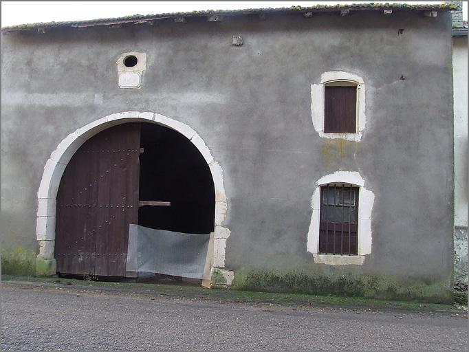 Ferme, élévation antérieure, partie exploitation, ensemble trois quarts droit.