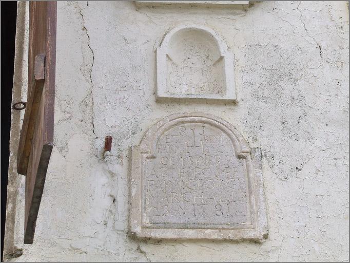 Ferme, élévation antérieure, niche et pierre de fondation datée 1781, ensemble face.