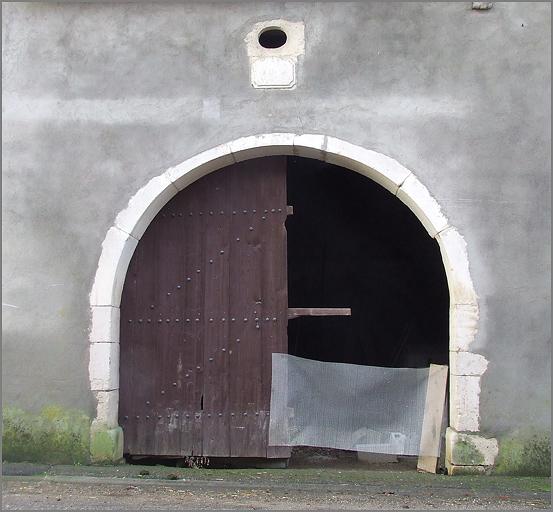 Ferme, élévation antérieure, porte charretière et pierre de fondation datée 1763 et 1783, ensemble face.
