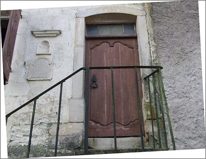 Ferme, élévation antérieure, porte piétonne, niche et pierre de fondation datée 1781, ensemble face.