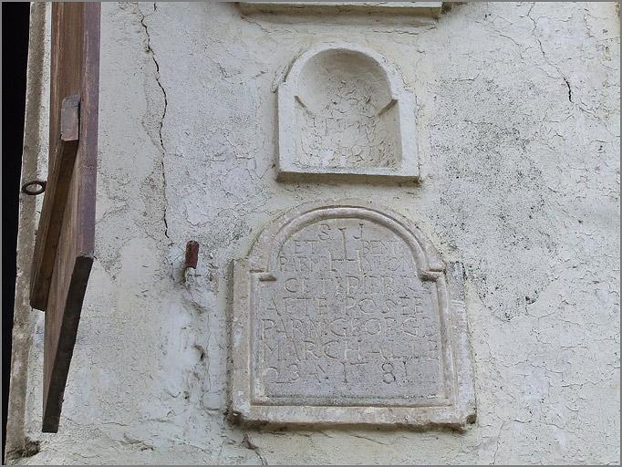 Ferme, élévation antérieure, niche et pierre de fondation datée 1781, ensemble face.