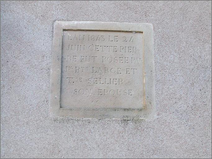 Ferme, élévation antérieure, pierre de fondation datée 1843, ensemble face.