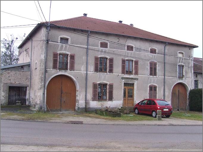 Ferme, élévation antérieure, ensemble trois quarts gauche.