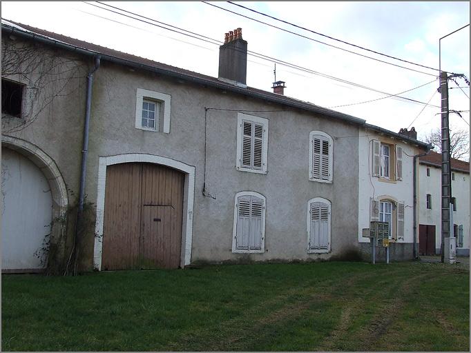Ferme, élévation antérieure, ensemble trois quarts gauche.