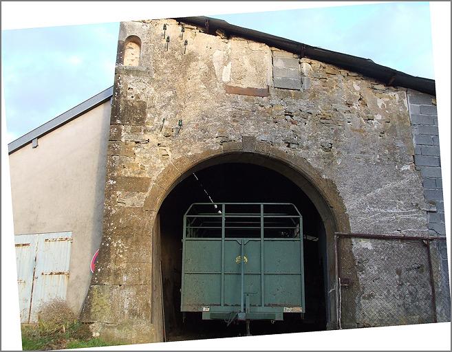 Remise agricole, porte charretière et agrafe datée 1614, ensemble trois quarts gauche.