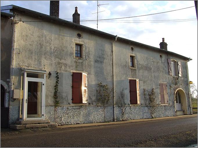 Ferme, élévation antérieure, ensemble trois quarts gauche.