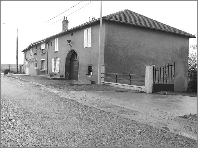Ferme, élévation antérieure, ensemble trois quarts droit.