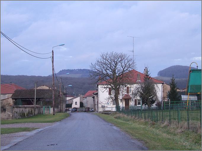 Vue de la rue (V.C.1) depuis l'entrée du village