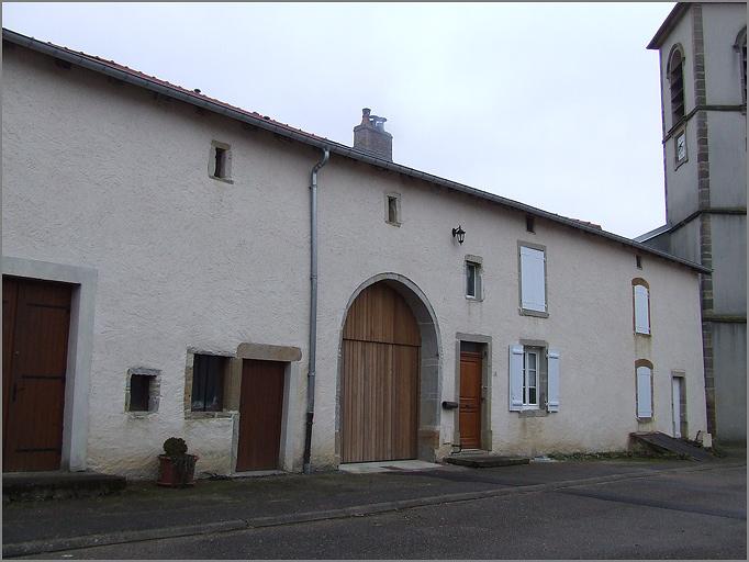 Ferme, élévation antérieure, ensemble trois quarts gauche.