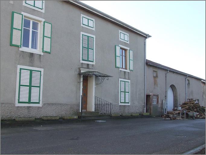 Ferme, élévation antérieure, ensemble trois quarts gauche.