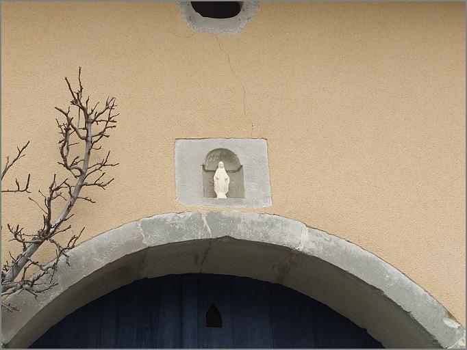 Ferme, élévation antérieure, niche et statuette de la Vierge, ensemble face.