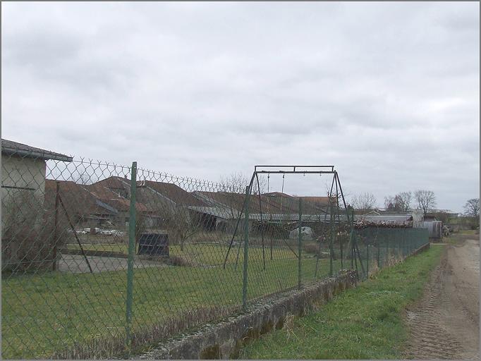 Fermes, élévation postérieure, ensemble trois quarts gauche.
