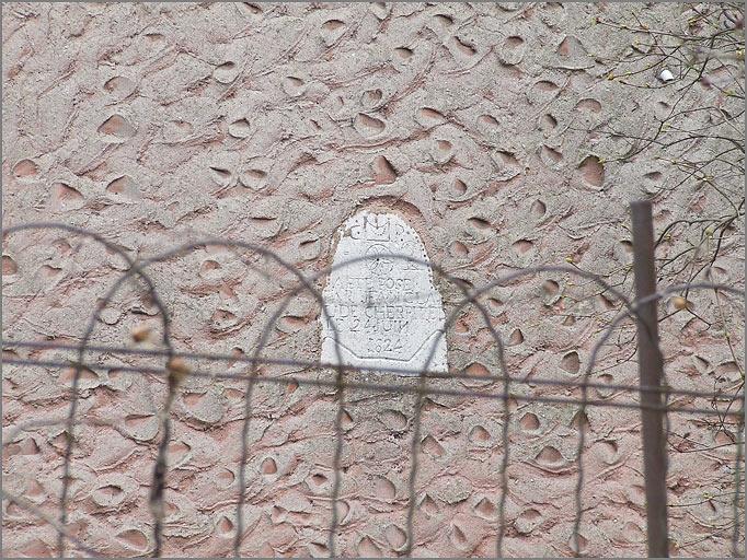 Ferme, élévation antérieure, pierre de fondation datée 1824, ensemble face.