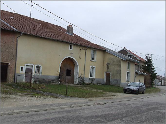 Ferme, élévation antérieure, ensemble trois quarts gauche.