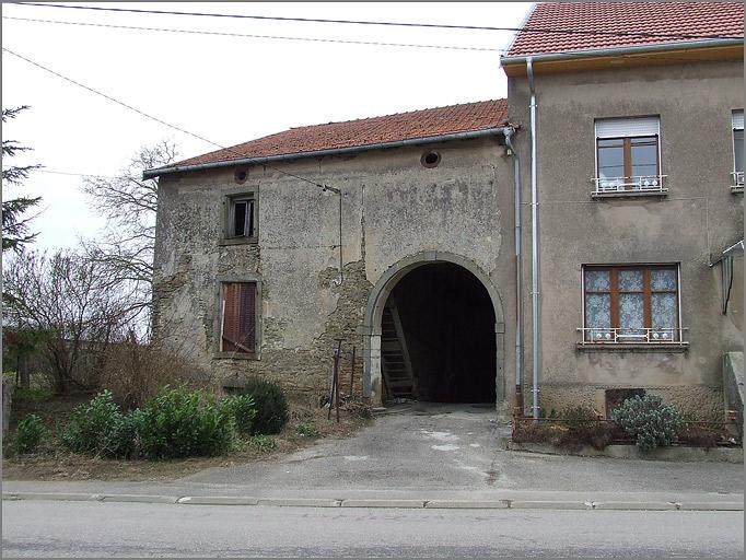 Ferme, élévation antérieure, ensemble trois quarts droit.