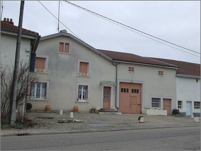 Ferme, élévation antérieure, ensemble trois quarts gauche.