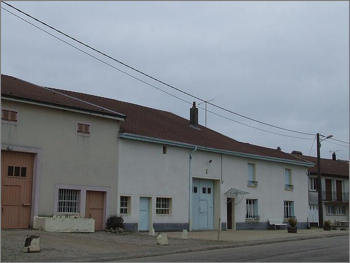 Ferme, élévation antérieure, ensemble trois quarts gauche.