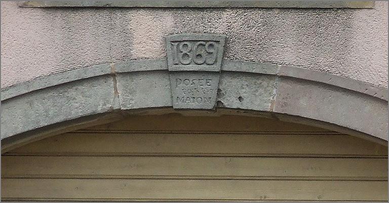 Ferme, élévation antérieure, agrafe de la porte charretière datée 1869, ensemble face.