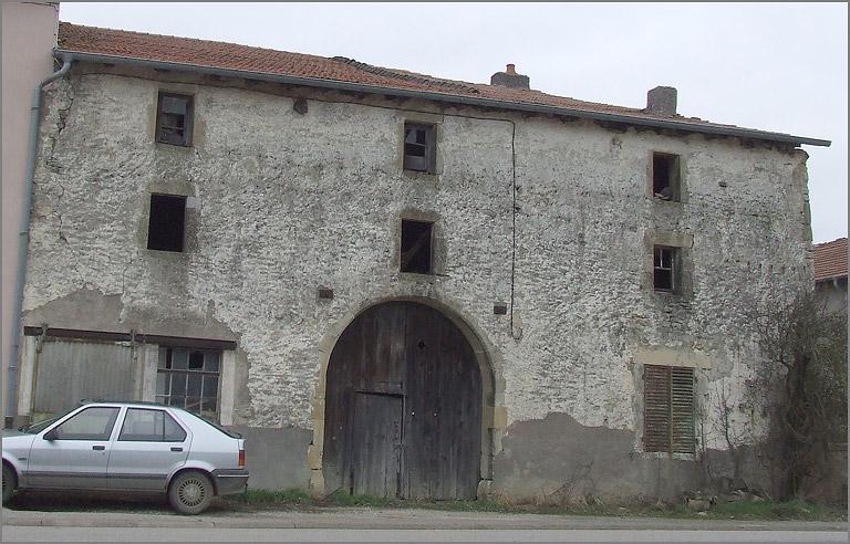 Ferme, élévation antérieure, ensemble trois quarts gauche.
