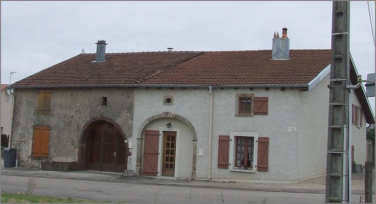 Fermes, élévation antérieure, ensemble trois quarts droit.