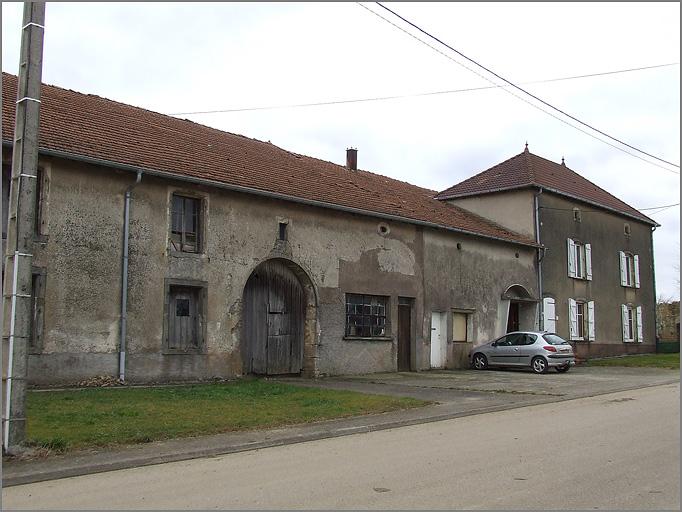 Ferme, élévation antérieure, ensemble trois quarts gauche.