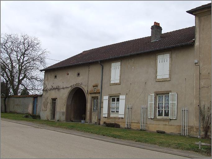 Ferme, élévation antérieure, ensemble trois quarts droit.